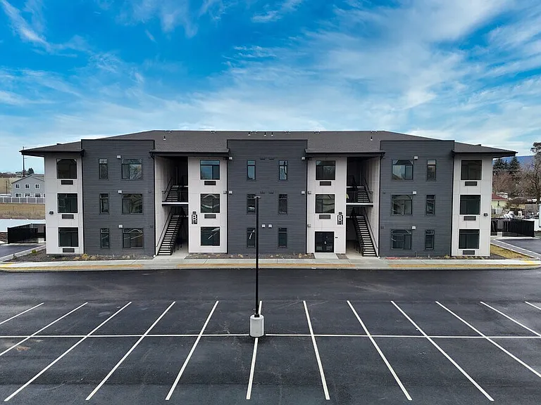The Flats on 4th — Photo 17