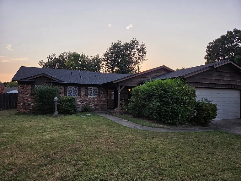2402 S Hickory Ave — Photo 2