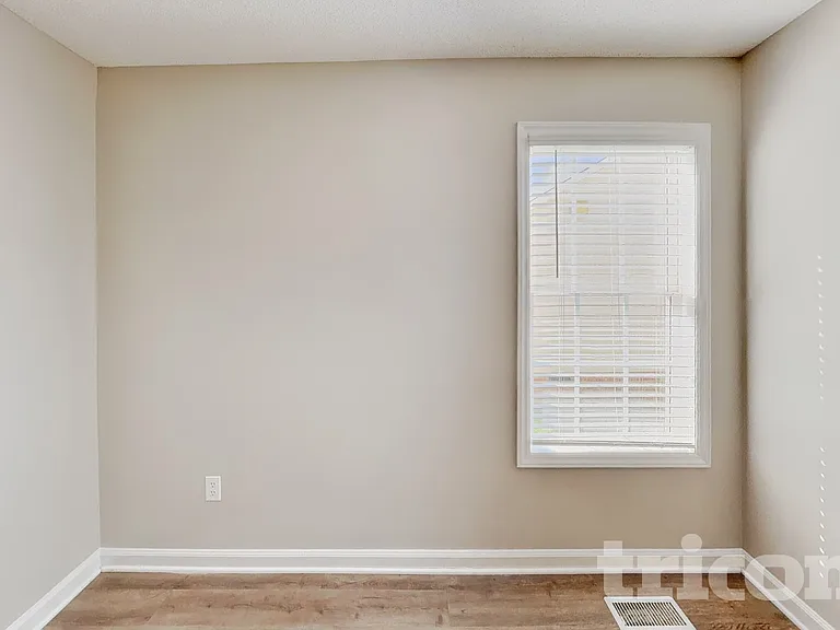 2112 McKinnon Dr — Photo 12