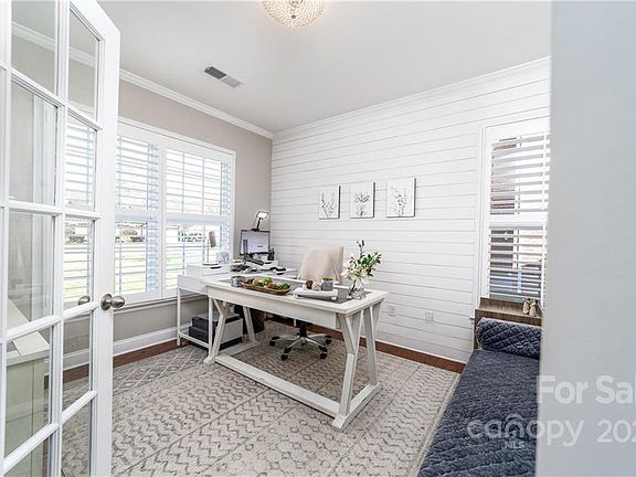 5th image of 10403 Woodview Cir