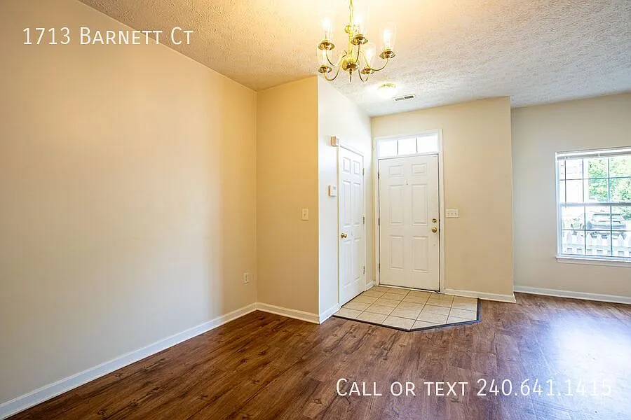 Magnificent 3 BR/2 BA Townhome in Severn! — Photo 4