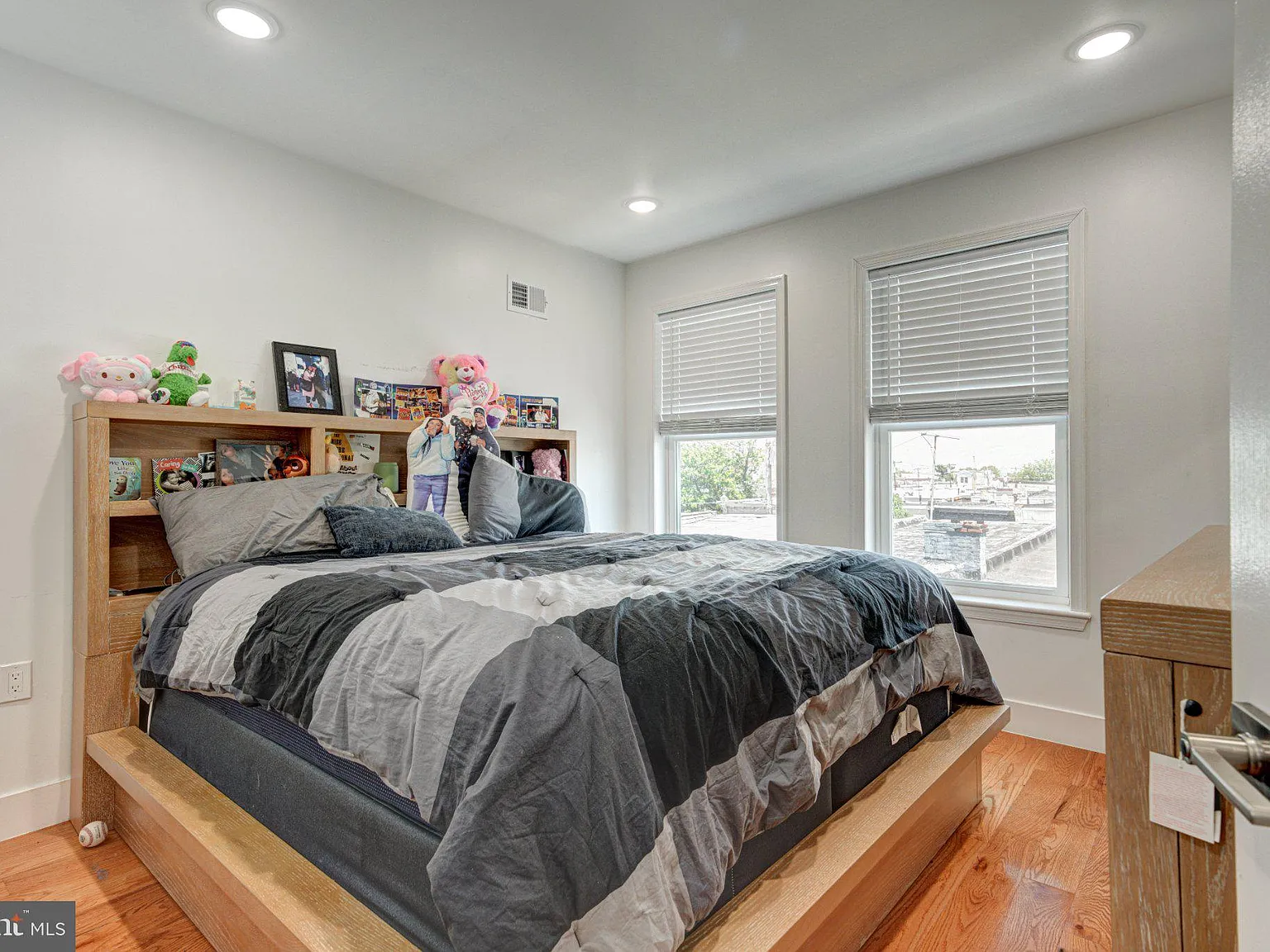 3 bed, 3.0 bath, 1900 sqft, $3,900 — Photo 2