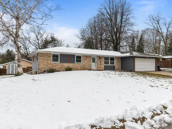 144 Cliffview Dr, Green Bay, WI 54302