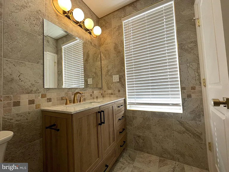2101 S Hicks St — Photo 18