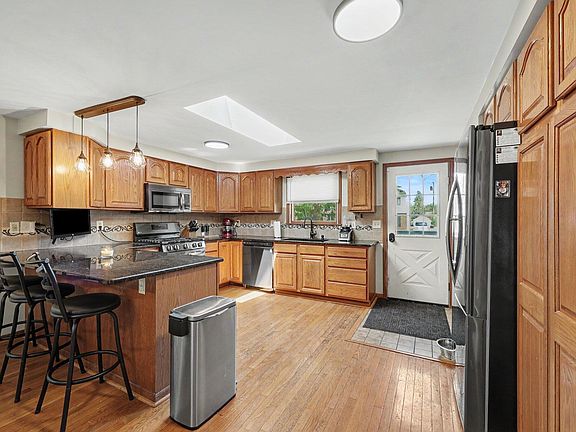 4th image of 810 Indiana Ave