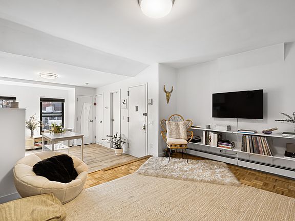 4th image of 238 N 5th St APT 4