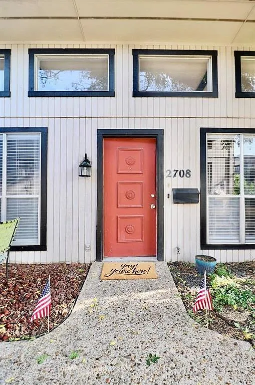 2 bed, 1045 sqft, $2,300 — Photo 1