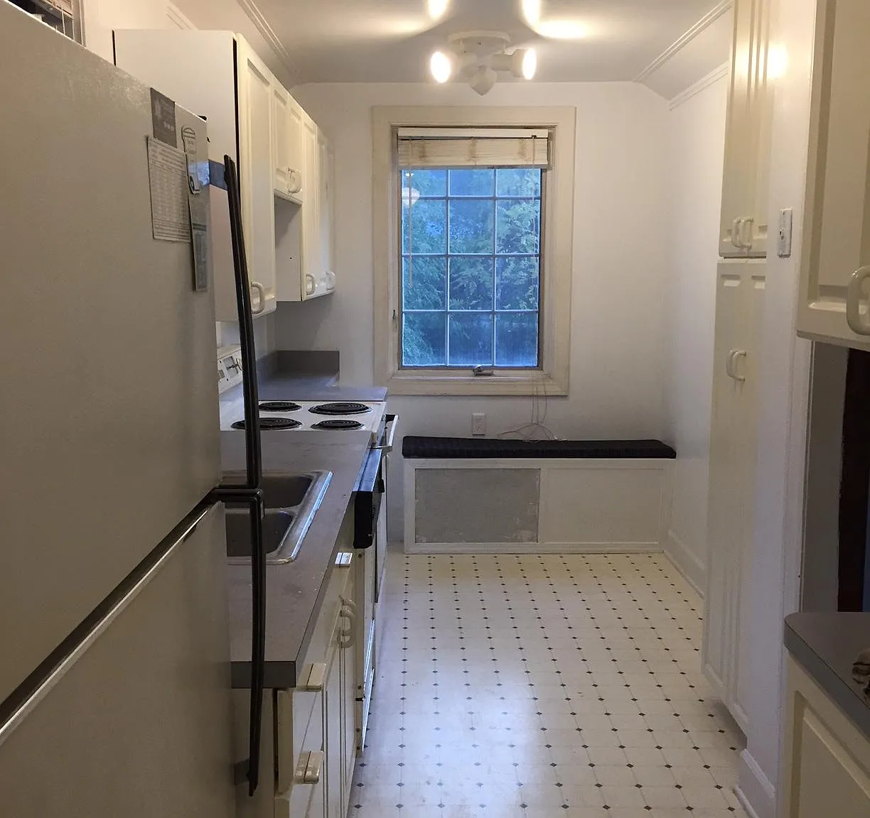 570 Fairfield St — Photo 4