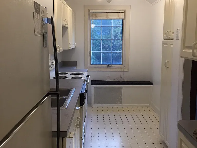 570 Fairfield St — Photo 5