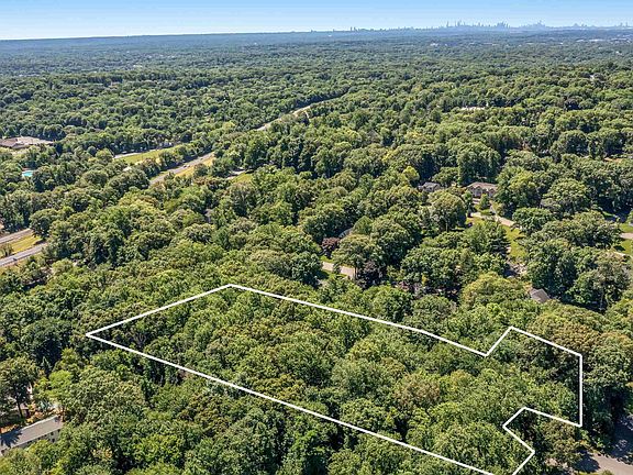 4th image of 10 Deerfield Dr