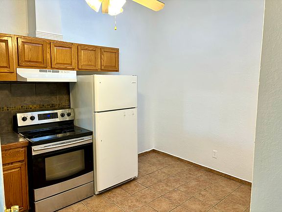 5th image of 411 E Thoroughbred St #411