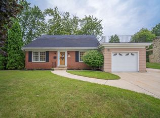 N91W17459 Saint Regis Dr, Menomonee Falls, WI 53051