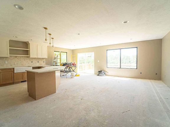 3rd image of 308 Hughes Road