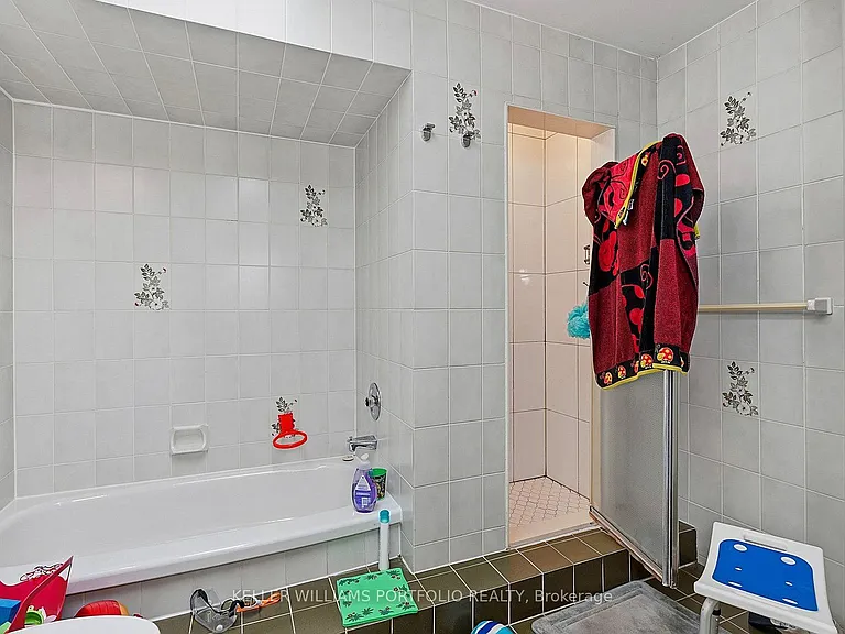 73 Jessica Gdns — Photo 29