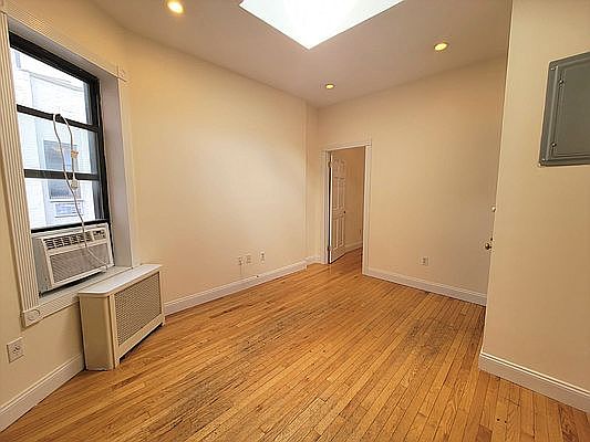 4th image of 42 W 65th St #5X