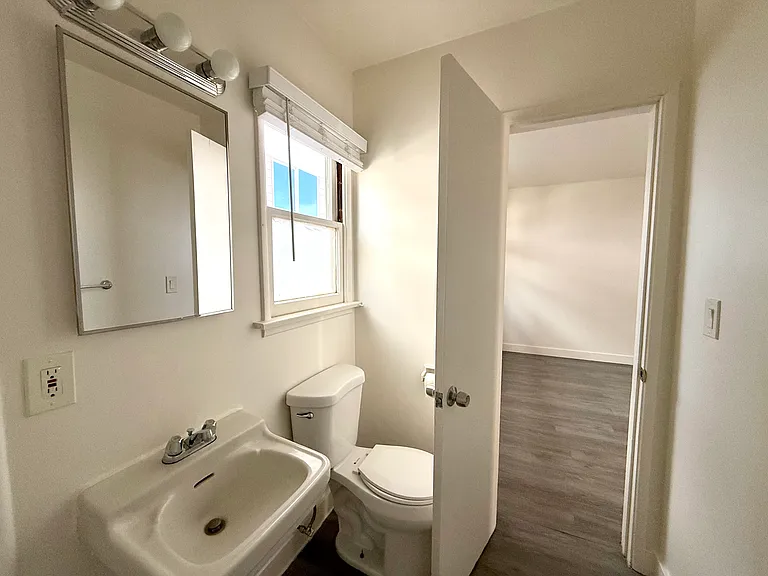 22719 Del Valle St #E — Photo 12