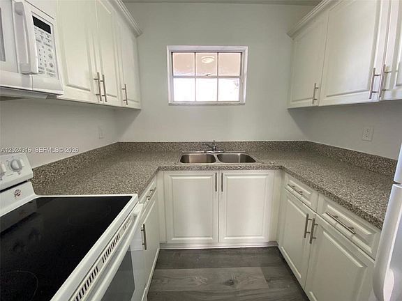 5th image of 2460 Taylor St APT 1C