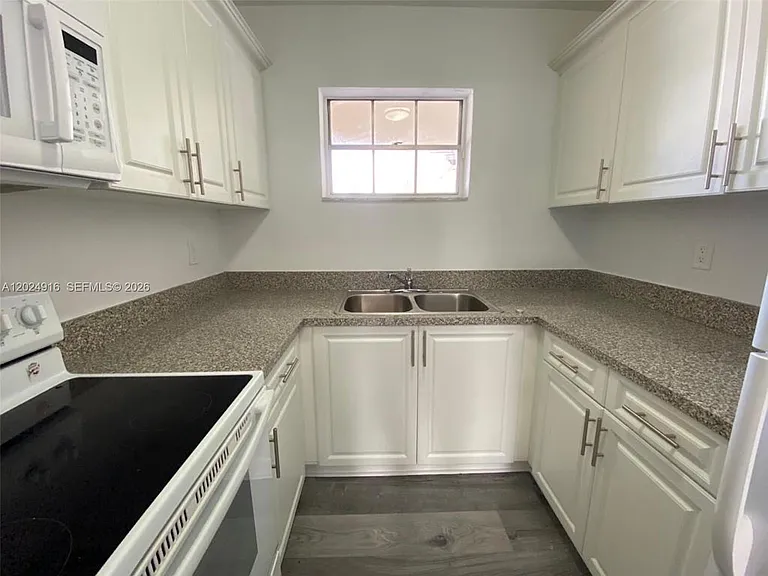 2460 Taylor St #1C — Photo 5