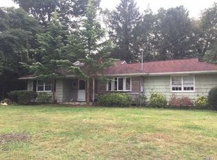 12 Cambridge Dr, Smithtown, NY 11787
