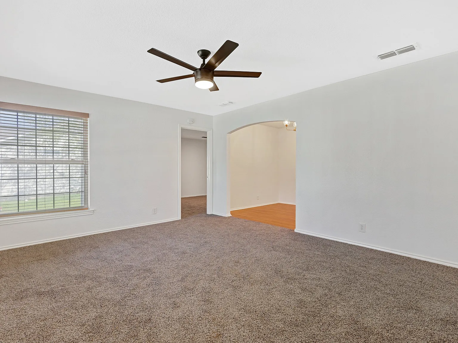 3 bed, 1407 sqft, $1,900 — Photo 3