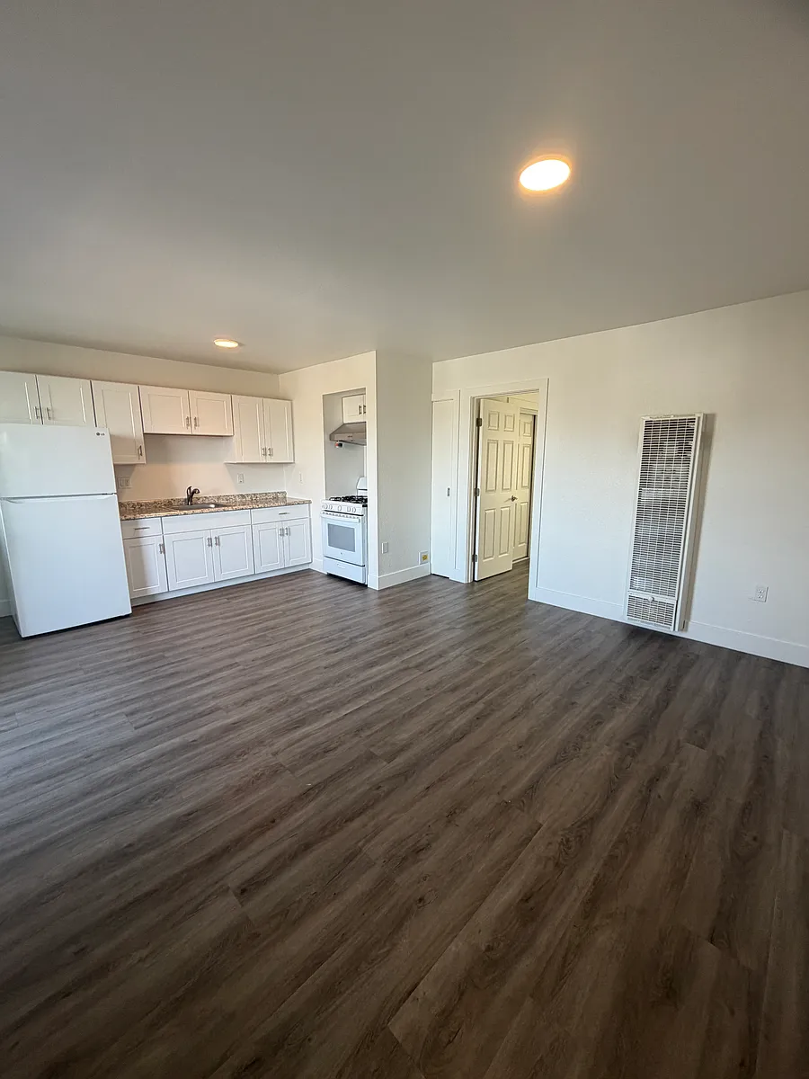 Building Photo - 1810 E 25th St #401-402-404