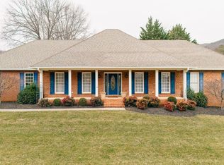 6304 Roselawn Court Dr, Roanoke, VA 24018