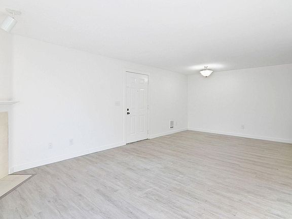 4th image of 16817 Larch Way E #C-202