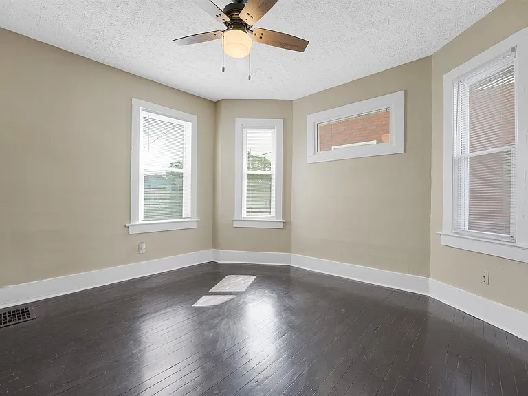 172 S Richardson Ave — Photo 7