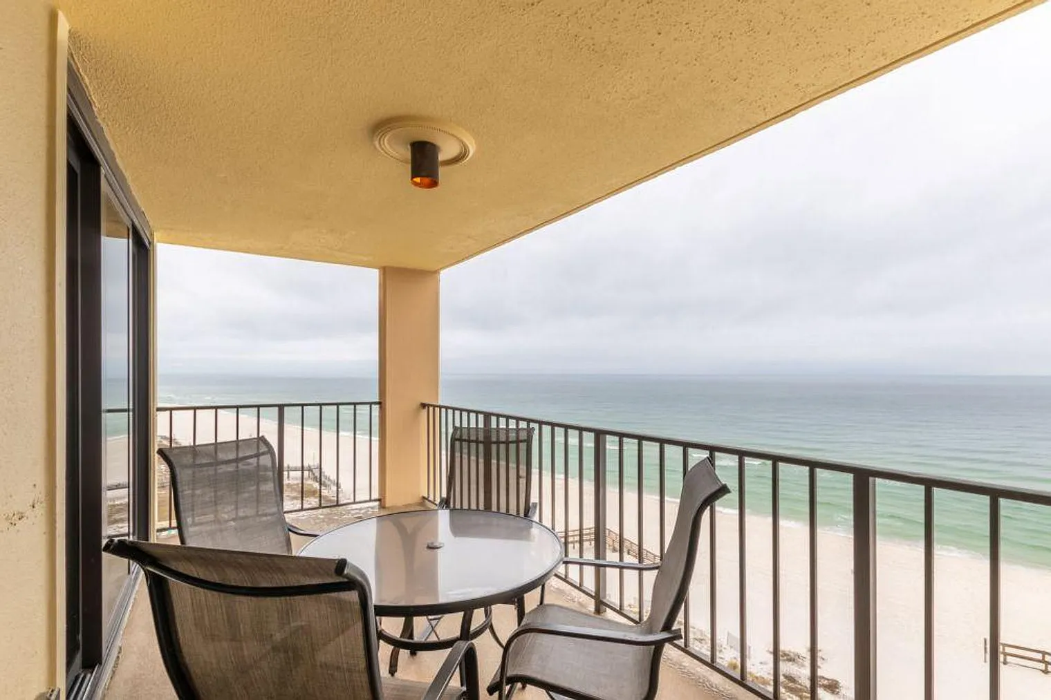 2 bed, 2.0 bath, 1001 sqft, $5,220 — Photo 3