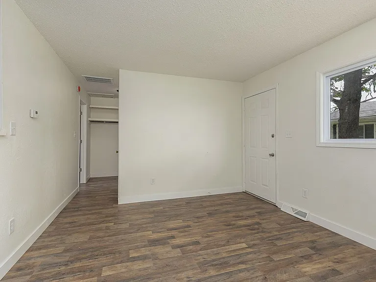 733 W College St #B — Photo 8