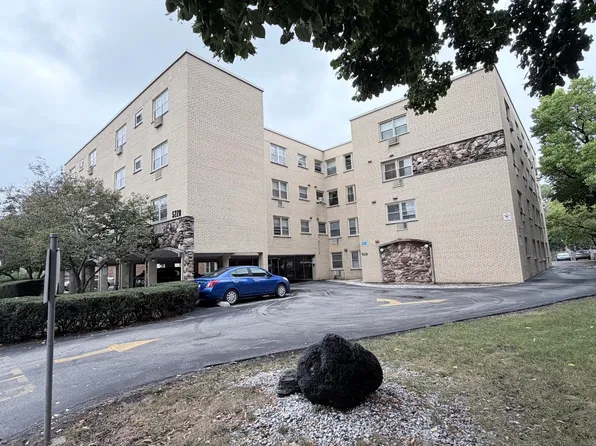 5220 Oakton St APT 204, Skokie, IL 60077
