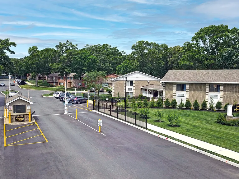 Oakview Apartments — Photo 1