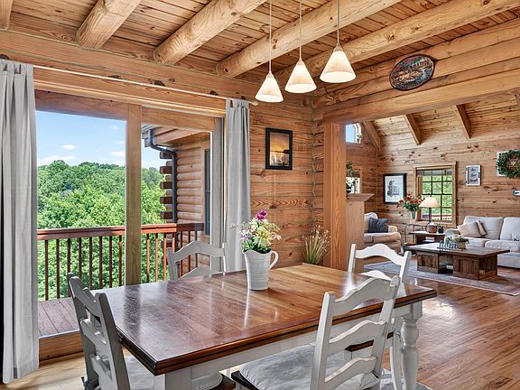 3rd image of 104 Pebble Brook Ln
