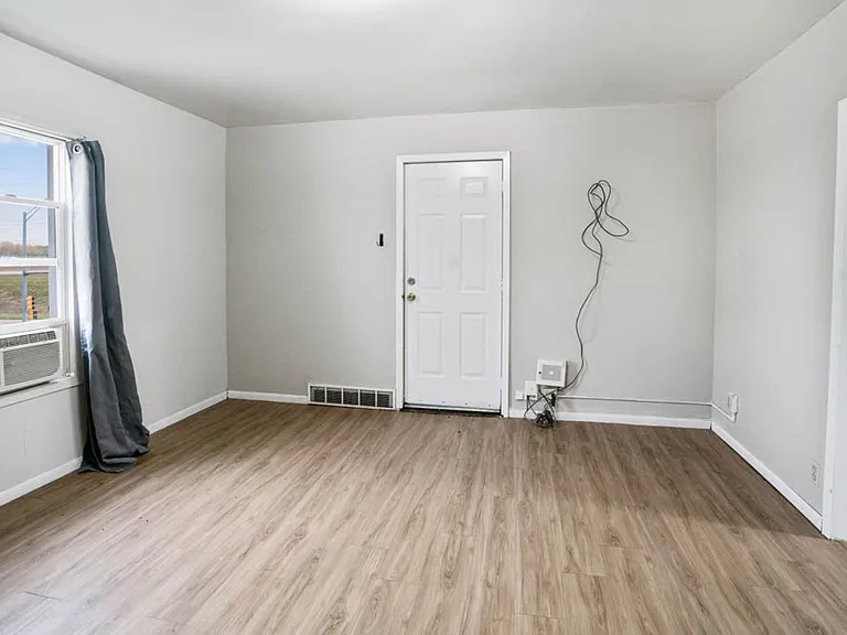 1632 Waterloo Rd - Cedar Falls — Photo 12