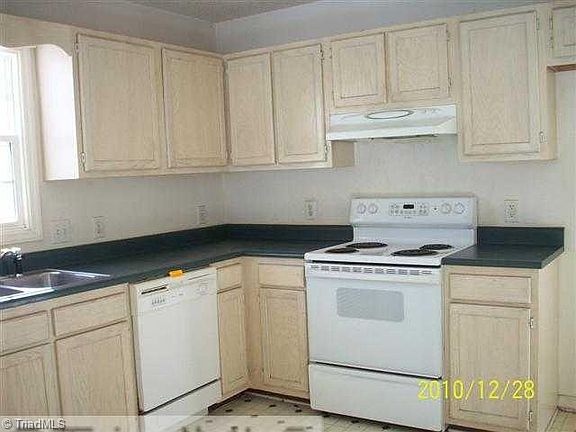 5th image of 141 E Bellevue Dr