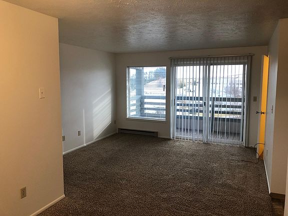 3rd image of 921 SE Klemgard St APT F5
