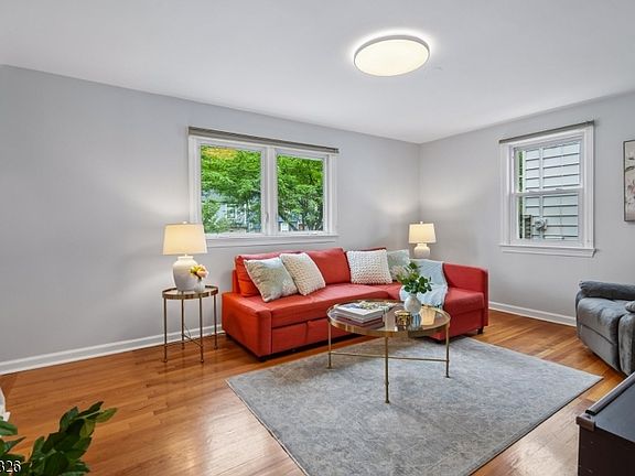 5th image of 184 Beech St
