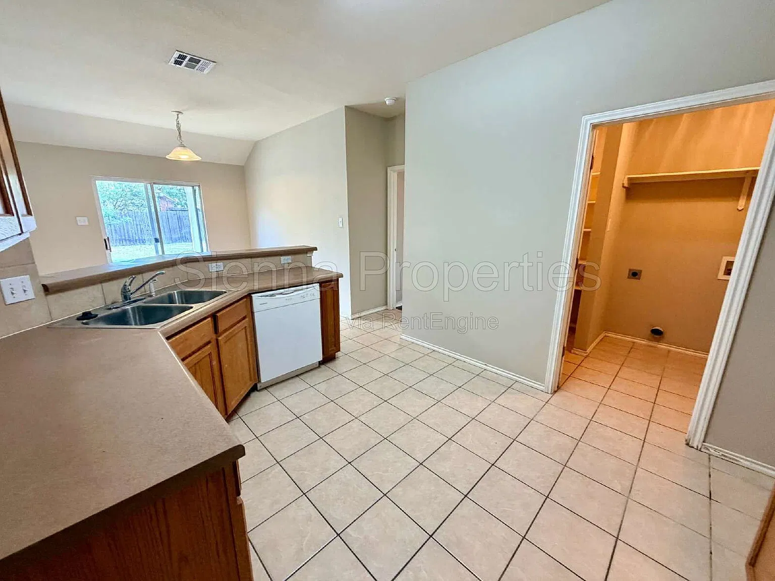 3 bed, 2.0 bath, 1592 sqft, $1,950 — Photo 4