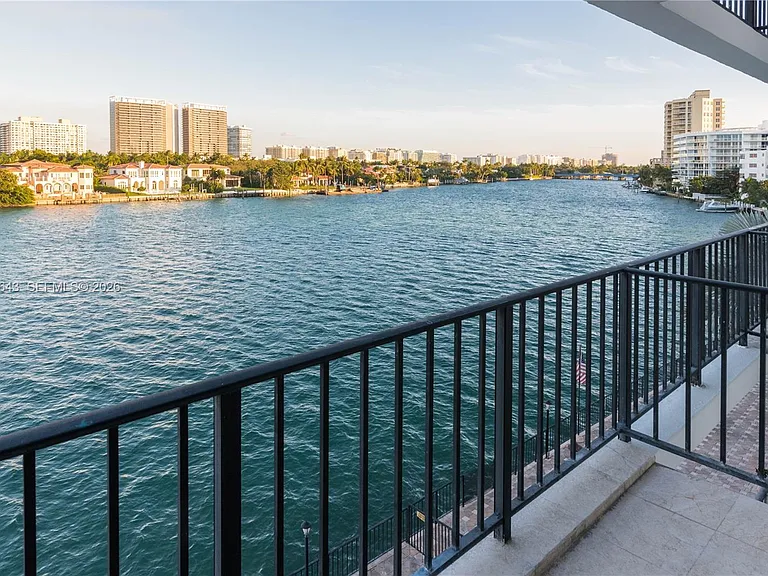 10101 E Bay Harbor Dr #404 — Photo 4