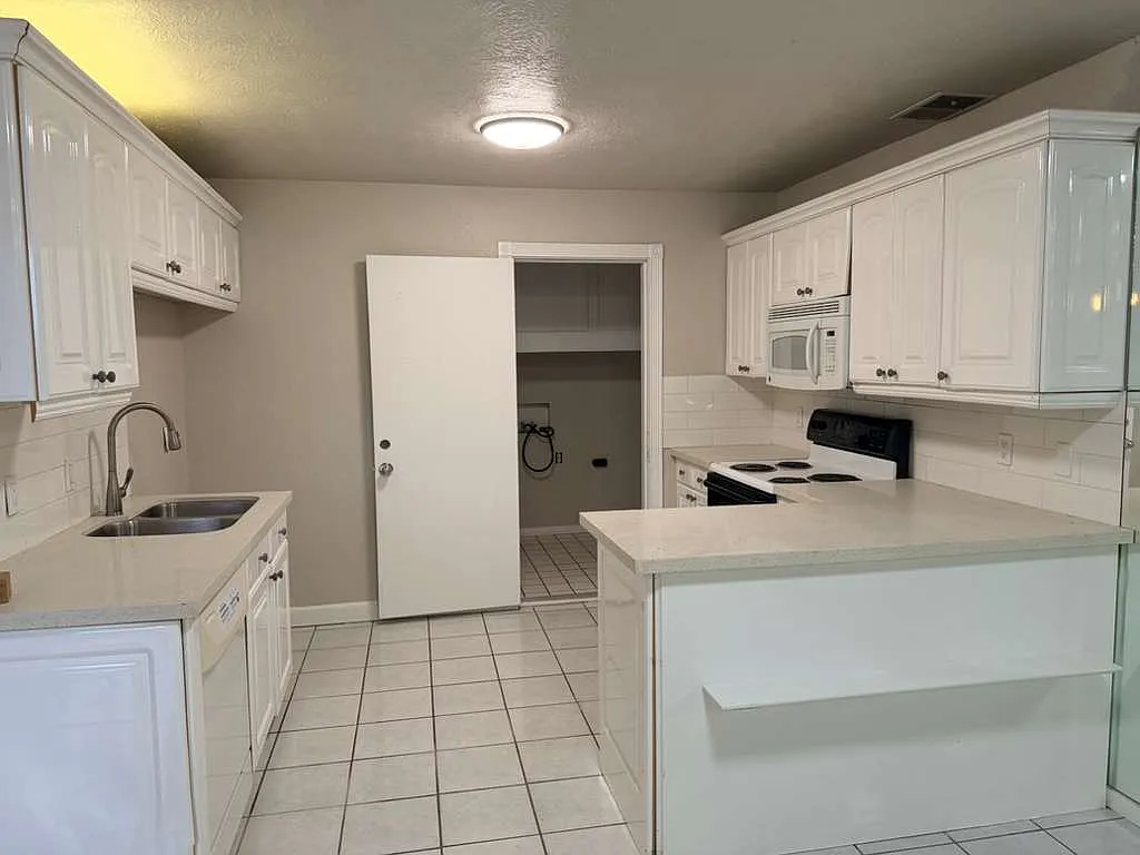 2 bed, 1.5 bath, 1300 sqft, $1,300 — Photo 2