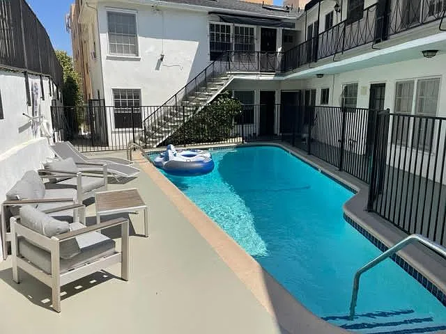2 bed, 1250 sqft, $5,300 — Photo 2