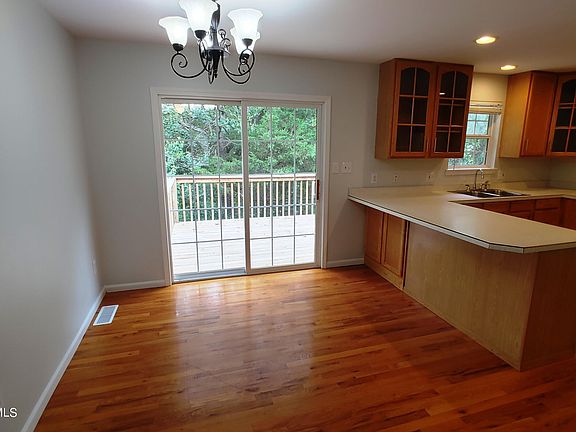 5th image of 2109 Red Oak Dr #B