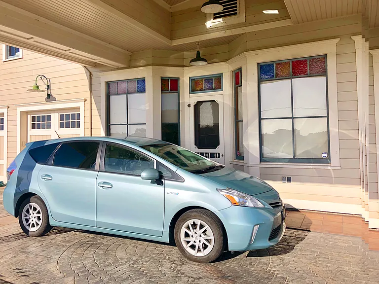 The spacious carport-overhang keeps you and your car dry and protected from the elements and only a step away from your front door.
