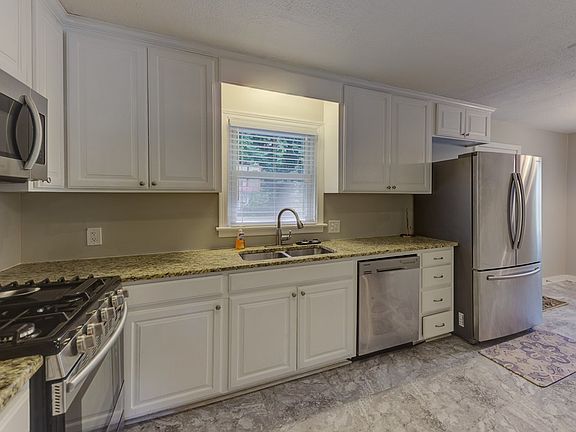 4th image of 1826 Eisenhower Dr