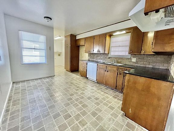 2nd image of 1010 Maple Ave