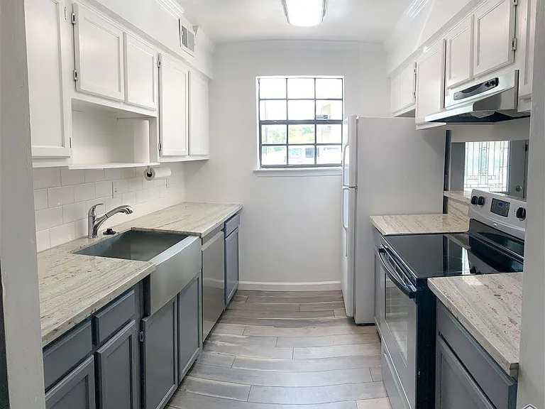 Beautiful kitchen! Granite and colors so in style!