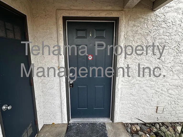 1070 Lakeside Dr — Photo 13