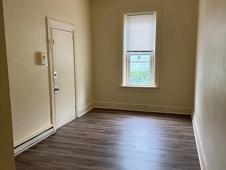 442 E King St — Photo 2