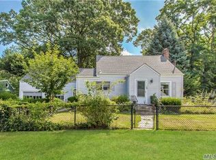 25 Aberdeen Dr, Huntington, NY 11743