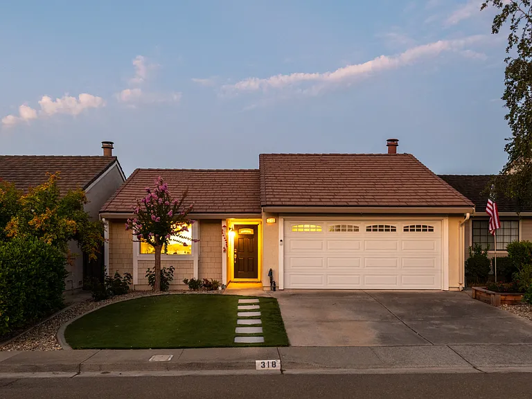 318 Lone Oak Dr — Photo 1
